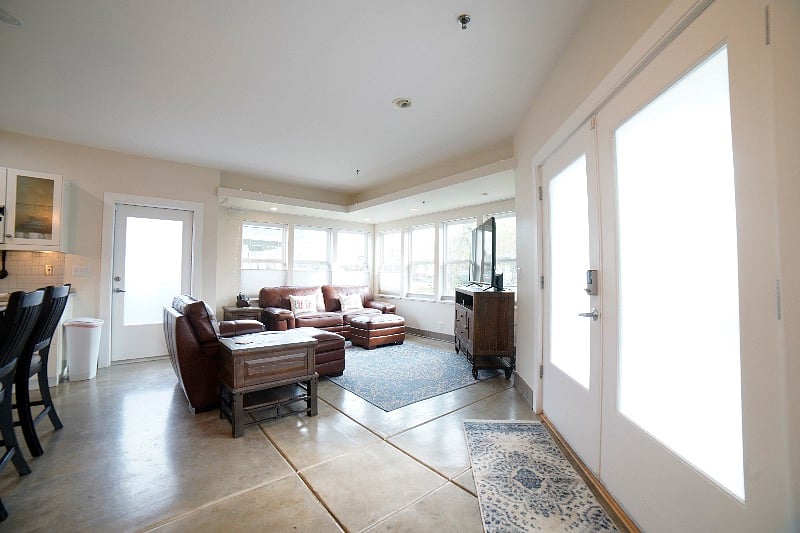 Living room with super soft leather furniture. Cable TV , WiFi , work from this beautiful setting and watch the hummingbirds battle from the comfortable couch !