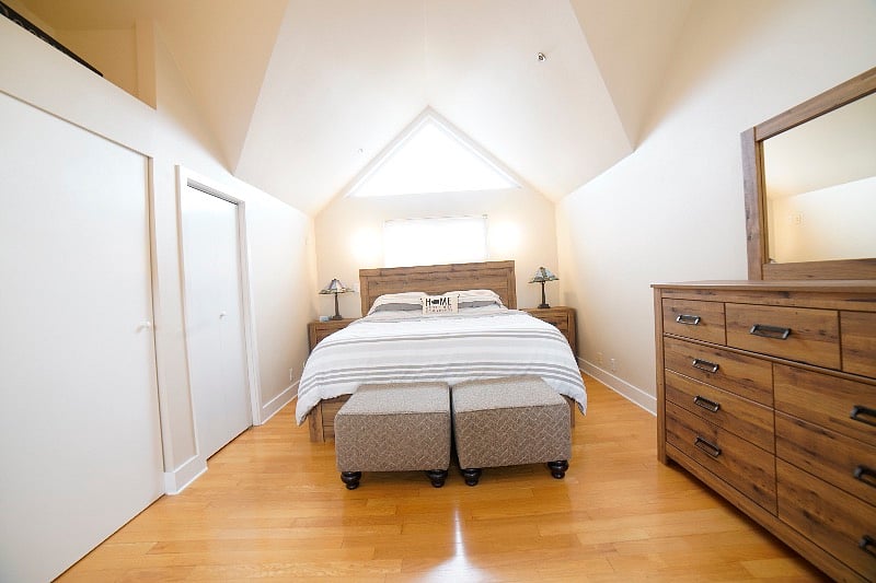 king size adjustable bed , plenty of drawers and closets here!
