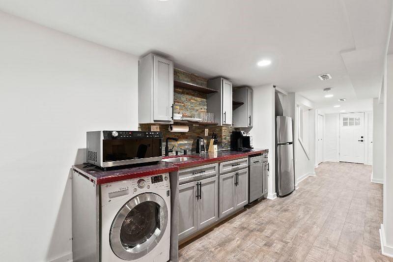 -Toastwave 4-in-1 Microwave/Toaster/Convection Oven/Airfryer
-Sink / disposal
-LG All-in-1 Washer/Dryer
-2 burner Induction Cooktop
-Coffee Maker
-Dishwasher
-Refrigerator with Ice Maker
-Blender/Smoothie Maker
-Water Filter
-All Dishes and utensils provided
