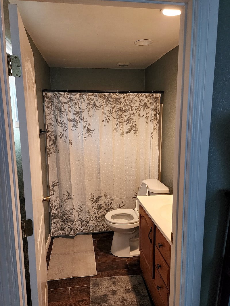 Master bath. full bath with tub