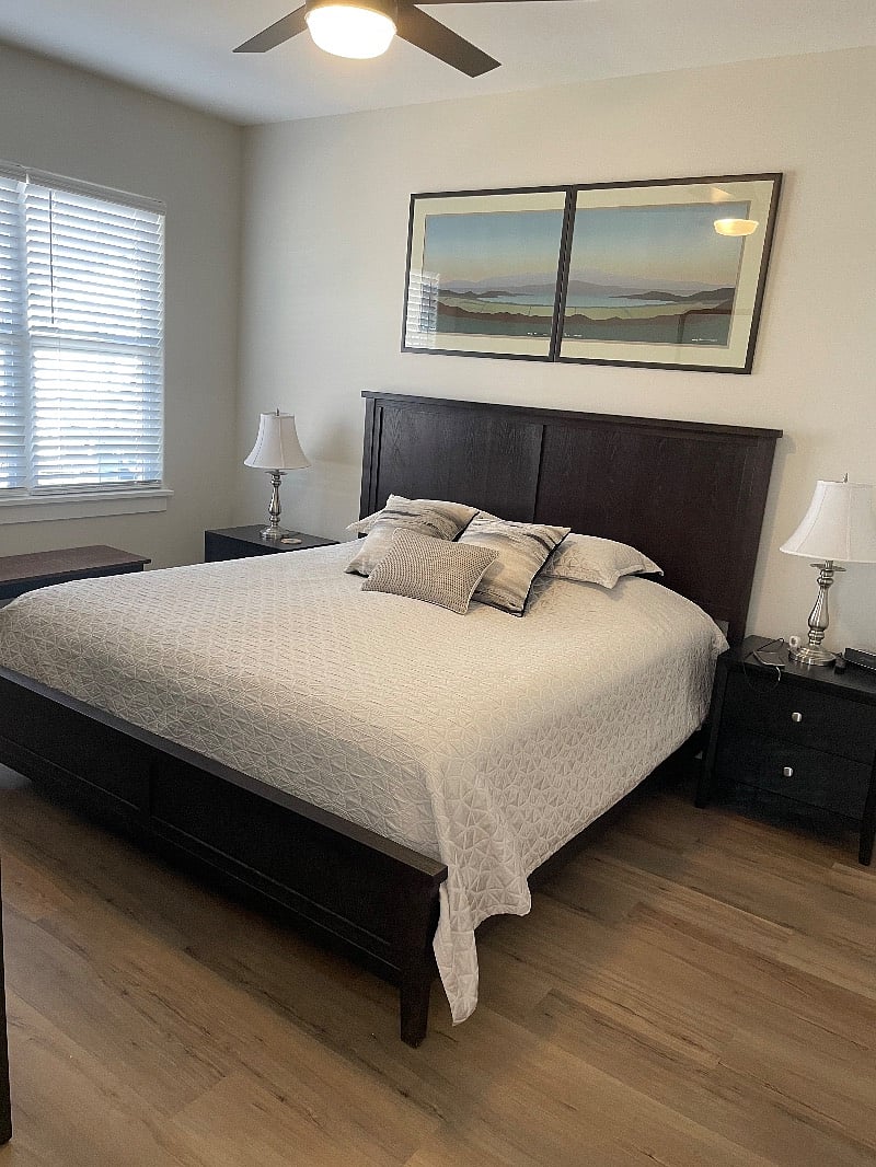 king size bed with two night stands