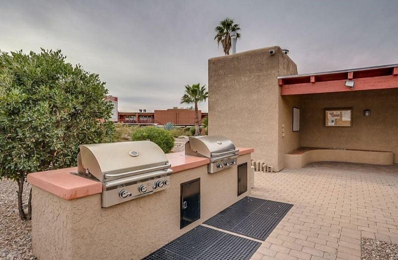 Take advantage of the two outdoor community BBQ grills at your disposal. Enhance your outdoor culinary experience and savor delicious meals in the open air.