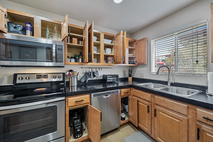Our kitchen is fully stocked with a wide variety of small appliances and kitchen gadgets, ensuring you have everything you need to prepare a delicious meal with ease.