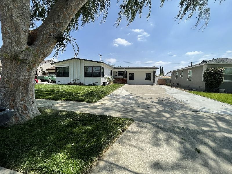 Adorable mid-century home in a quiet, safe neighborhood. Main house is rented to traveling healthcare professionals as well.
