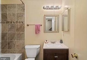 Clean, full private bath so that our travelers can refresh anytime!