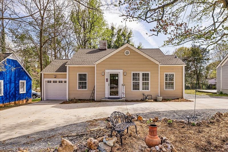 Exterior view of Hunsuckers Place at 905 W Wendover Ave in Greensboro NC, a restored 1942 cottage in the Idlewood Midtown neighborhood within walking distance of Downtown Greensboro and Cone Hospital.