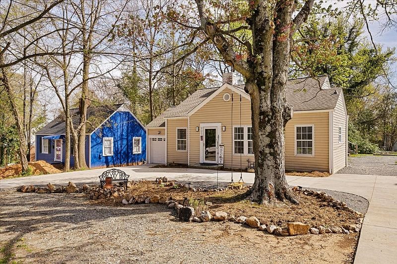 Exterior view of Hunsuckers Place at 905 W Wendover Ave in Greensboro NC, a restored 1942 cottage in the Idlewood Midtown neighborhood within walking distance of Downtown Greensboro and Cone Hospital.