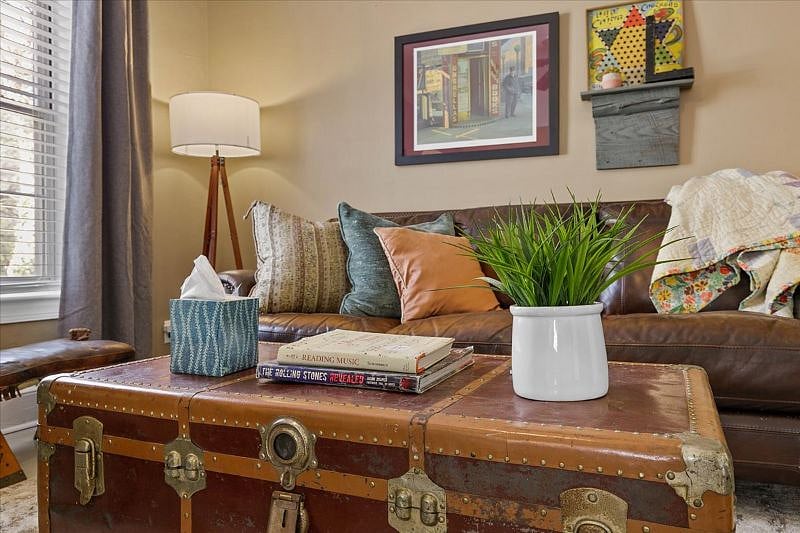 Living room at Hunsuckers Place featuring comfortable seating, natural light, and a calm space for extended stays, remote work, and travel nurse housing in Greensboro NC.