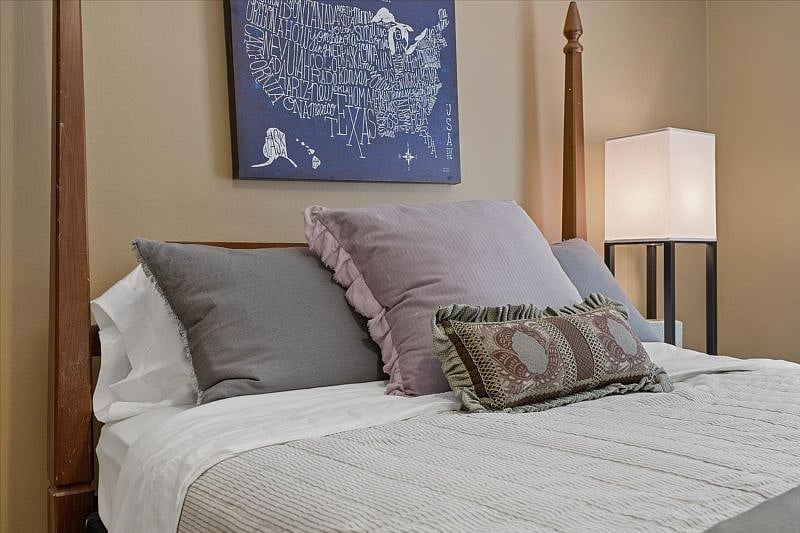 Second bedroom at Hunsuckers Place with flexible sleeping arrangements, ideal for professionals, couples, or visiting family during mid-term stays.