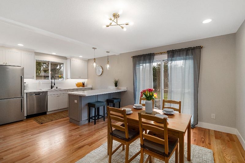 Beautiful new kitchen, new appliances and fully stocked.