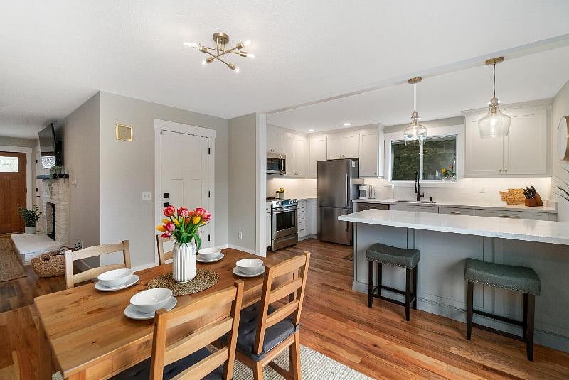 Beautiful new kitchen, new appliances and fully stocked.