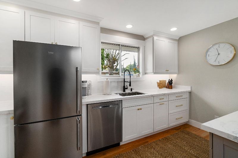 Fully stocked kitchen!