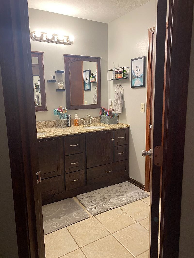 Shared Full Bath, Double vanity