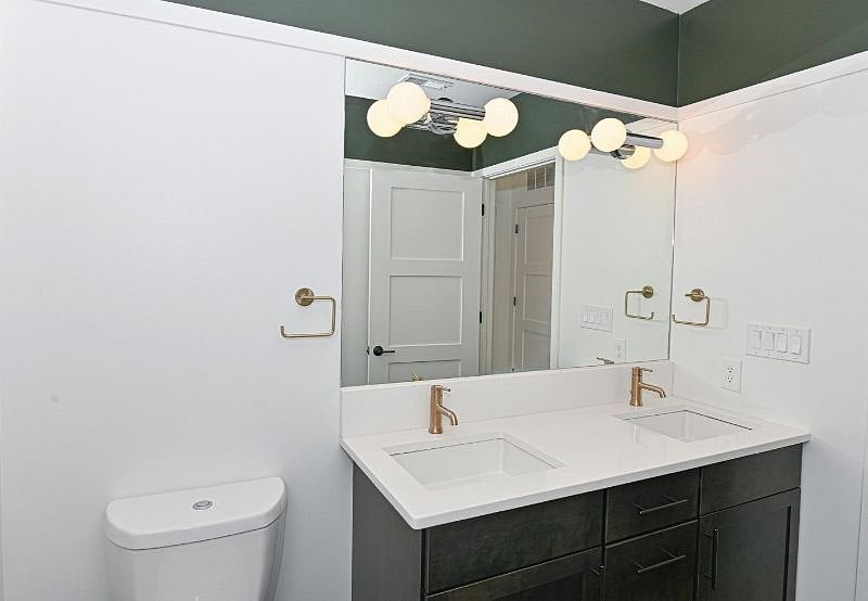 Double vanity in the bathroom
