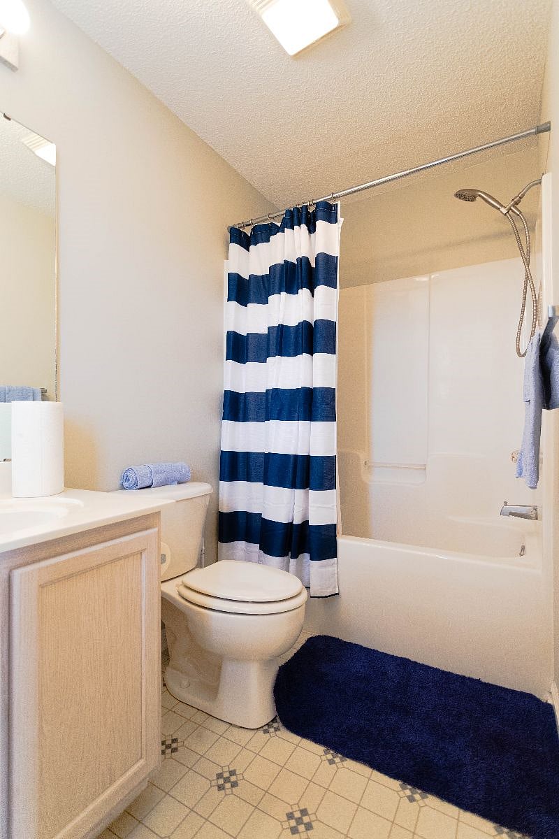 Queen Bathroom 1