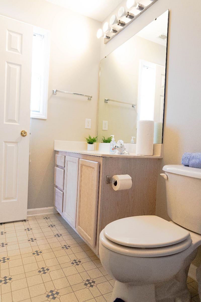 Queen Bathroom 1