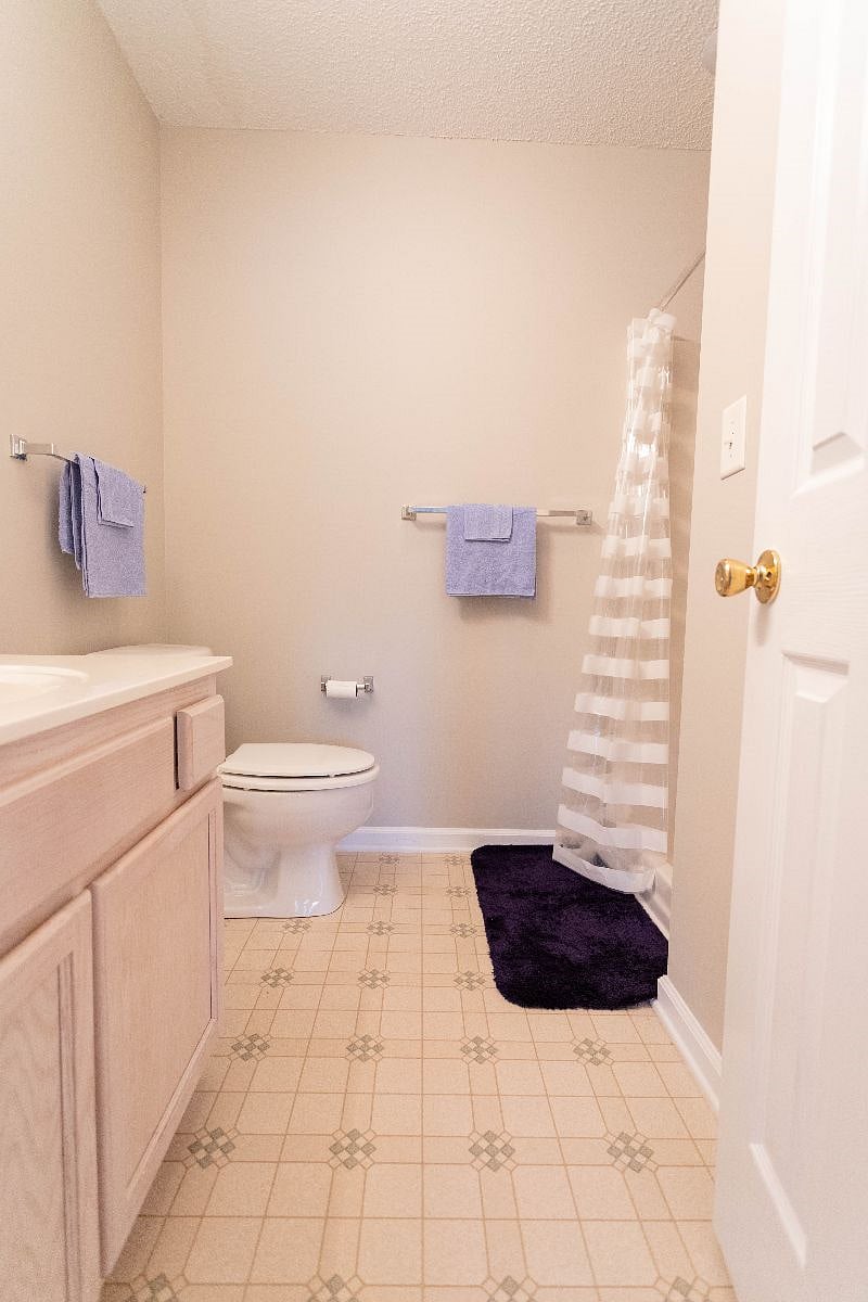 Full Bathroom 2