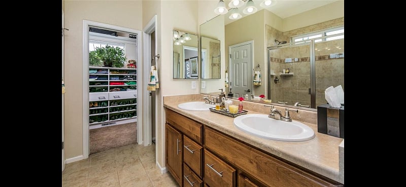 Master bath w/ walk-in closet