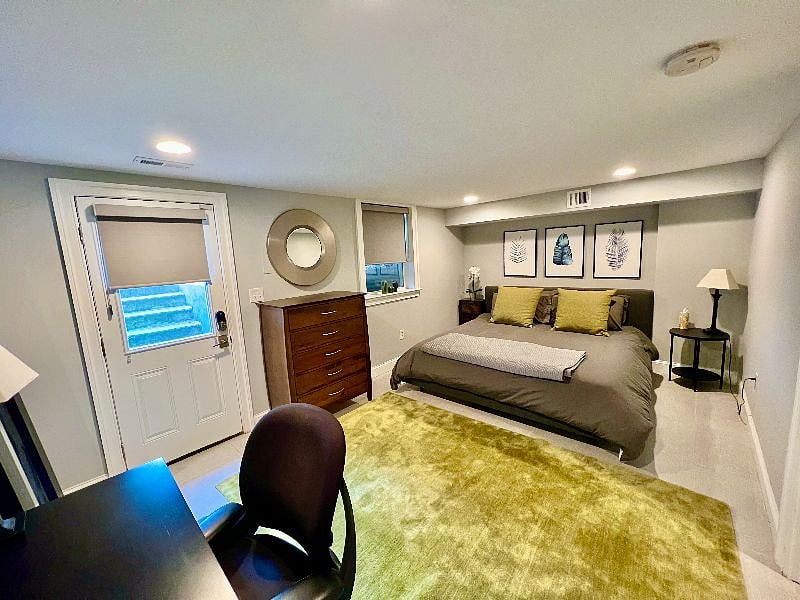 King sized bed with desk area