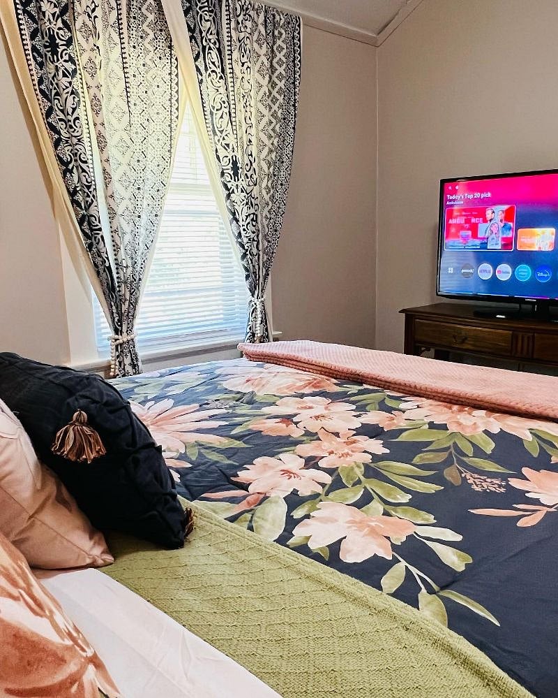 Bedroom 1 with flatscreen tv wifi, remote
