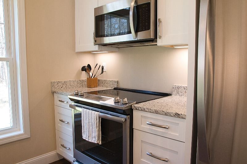 Glass cooktop, convection oven, full sized fridge