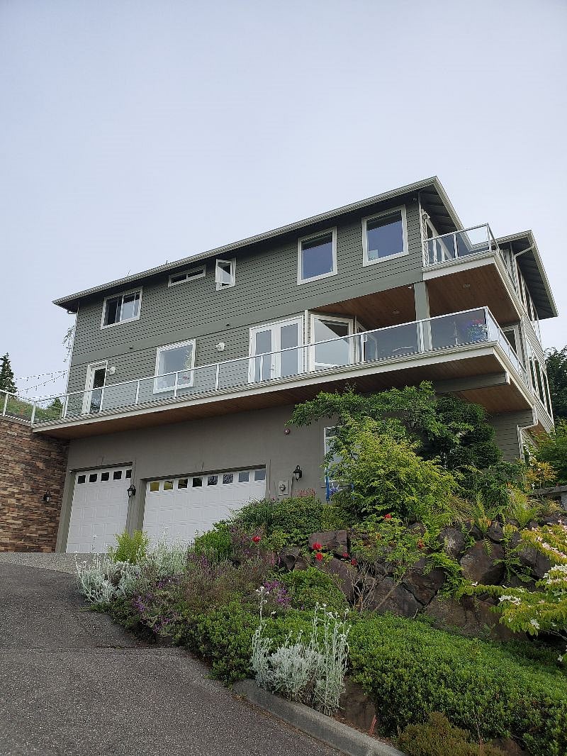 House with apartment to right of the garage on ground level.