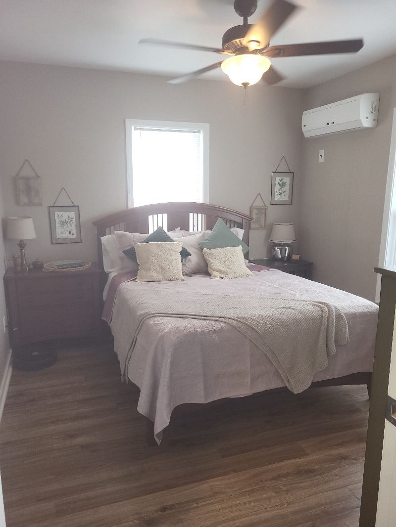 Queen size bed.
