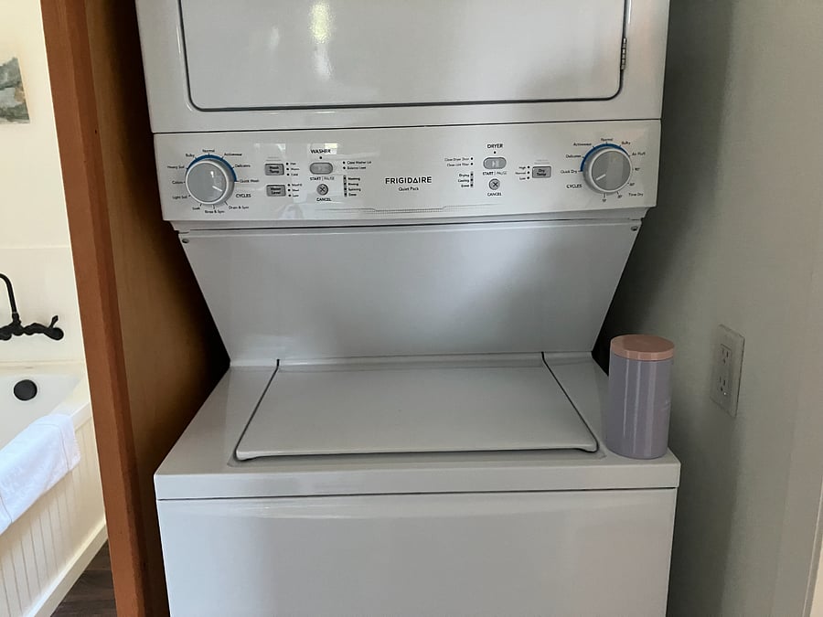 Stacked laundry unit
