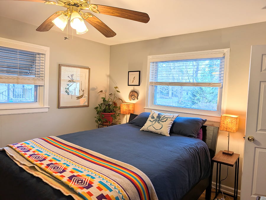 Main bedroom with 1/2 bath