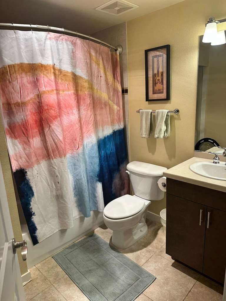 Guest bathroom, across from the office