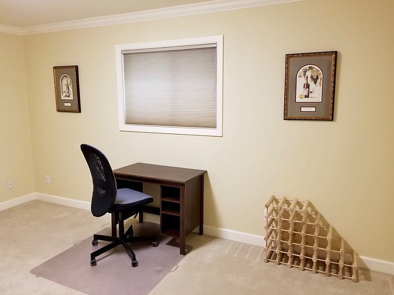 2nd bedroom with small office desk & chair