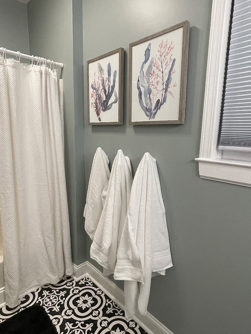 Full bath with all the linens