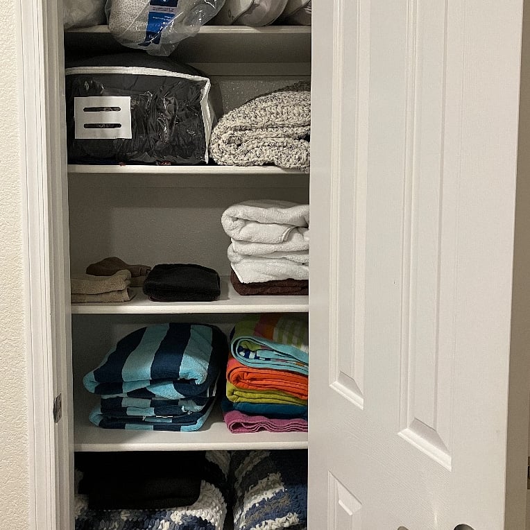 Generous supply of Bath towels, bedding, pool / beach towels and extra pillows