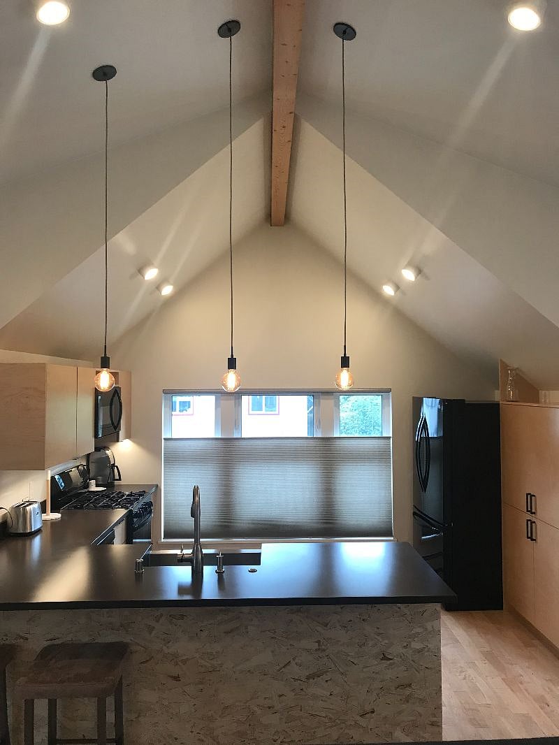 Full Kitchen w/ Counter Seating