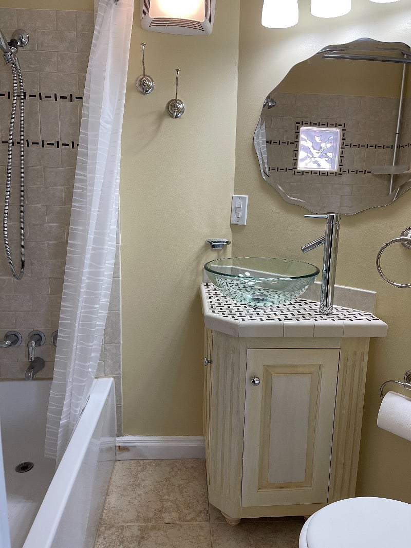 Shower tub bathroom attached bedroom 2