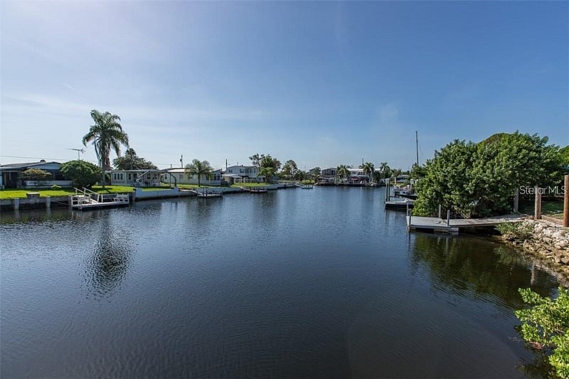 Wide canal like Lake for easy for Kayak