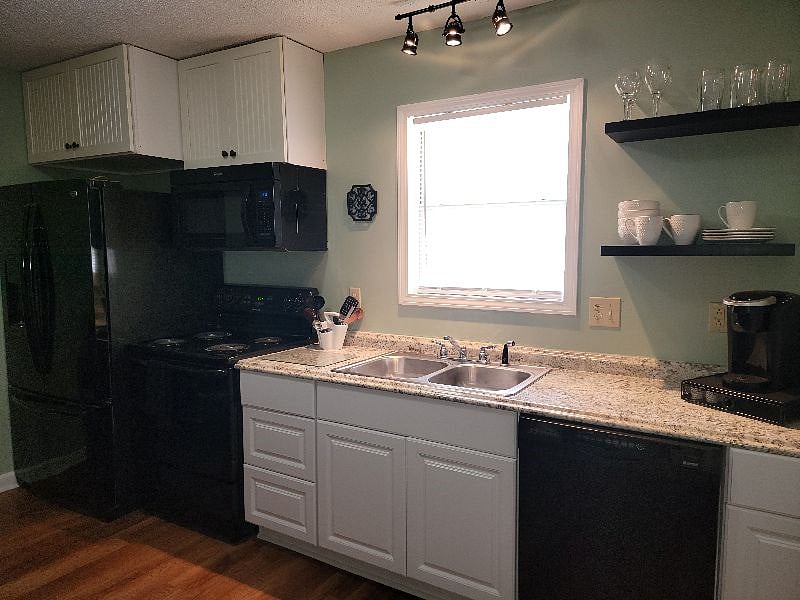 Full kitchen with full sized appliances