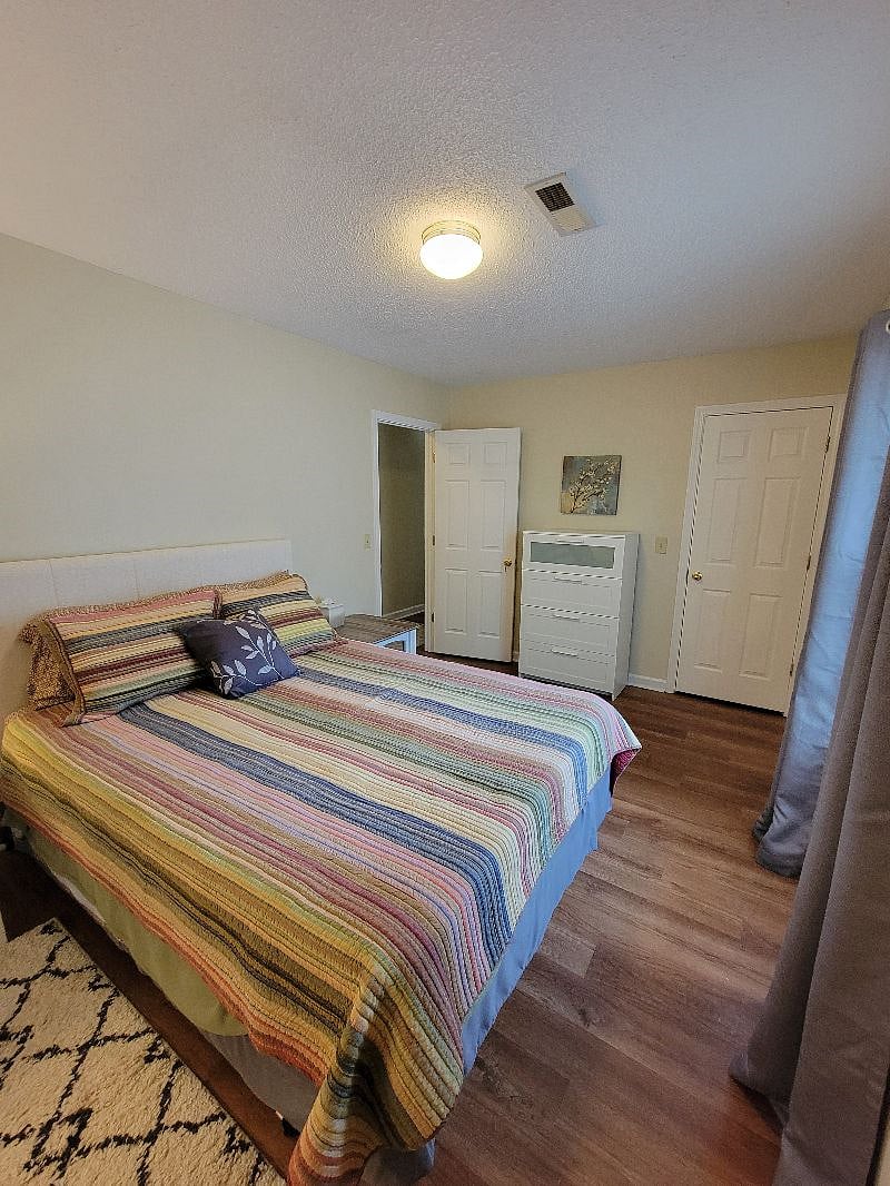 Queen bed, walk in closet and attatched full bath
