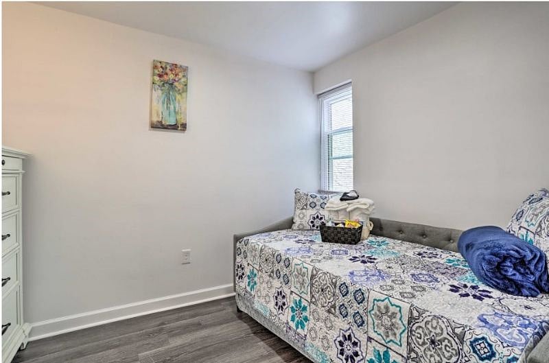MIDDLE BEDROOM -$1100/Month