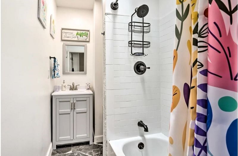 2ND FLOOR FULL BATHROOM 