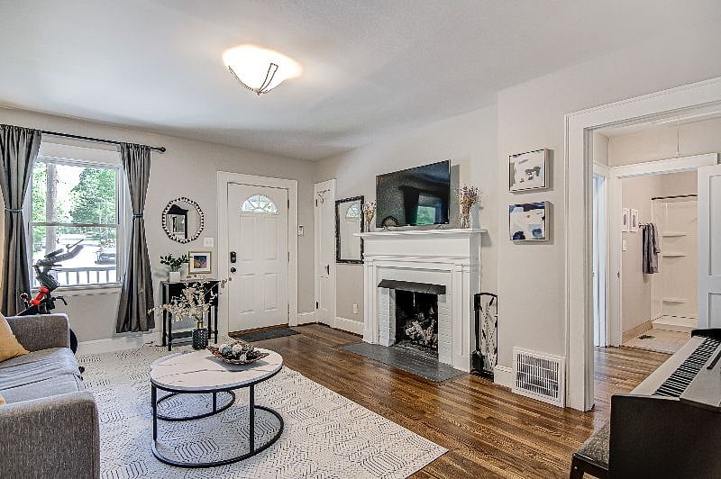 Living Room | Smart Roku TV and gas fireplace
