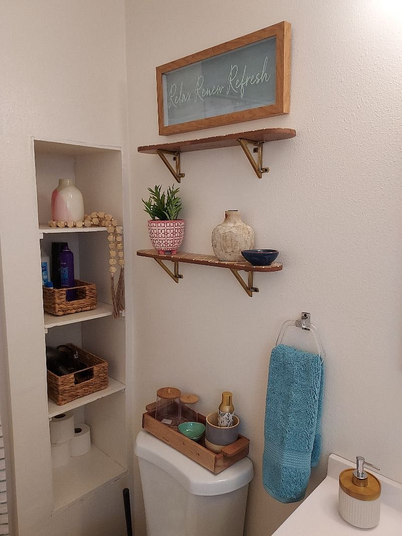 Bathroom, fully supplied.
