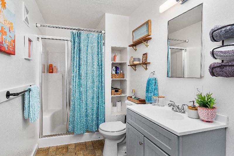 Big clean bathroom.  Shower ONLY>