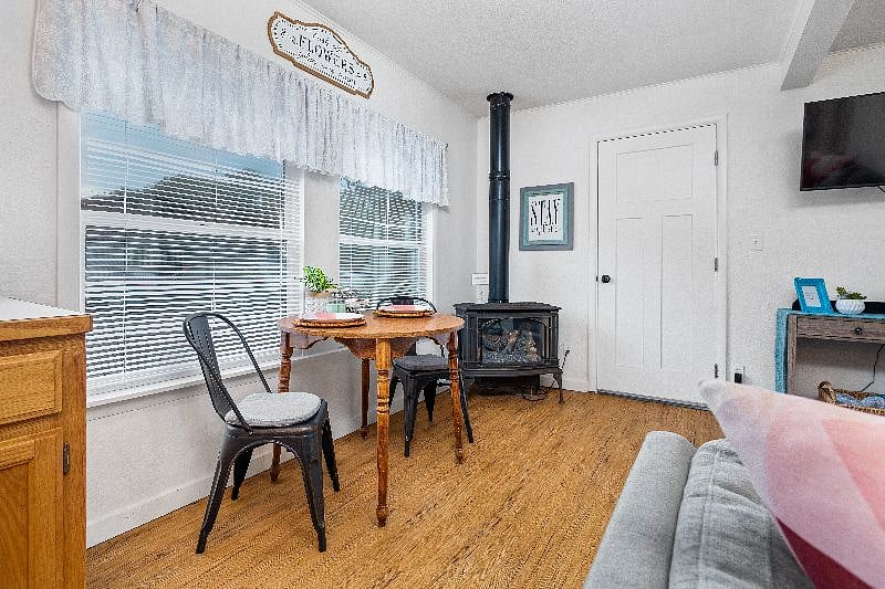 Seating for 4 (extra chairs stored in bedroom).