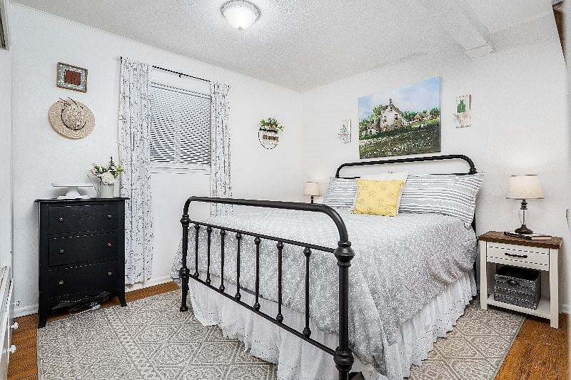 Step into restful, countryside vibe and sleep well.  Queen bed. 

