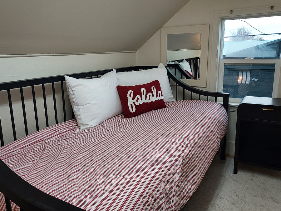 Tiny bonus room with daybed for an extra guest.