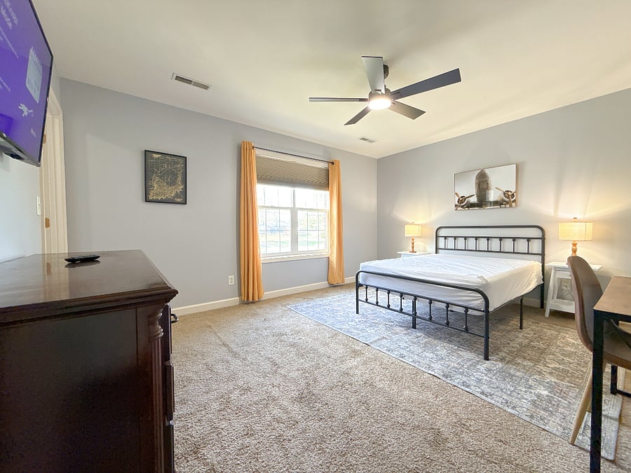 UNIT #3B- AVAILABLE
- FULL BED
- WALK-IN CLOSET
- SMART TV INCLUDED