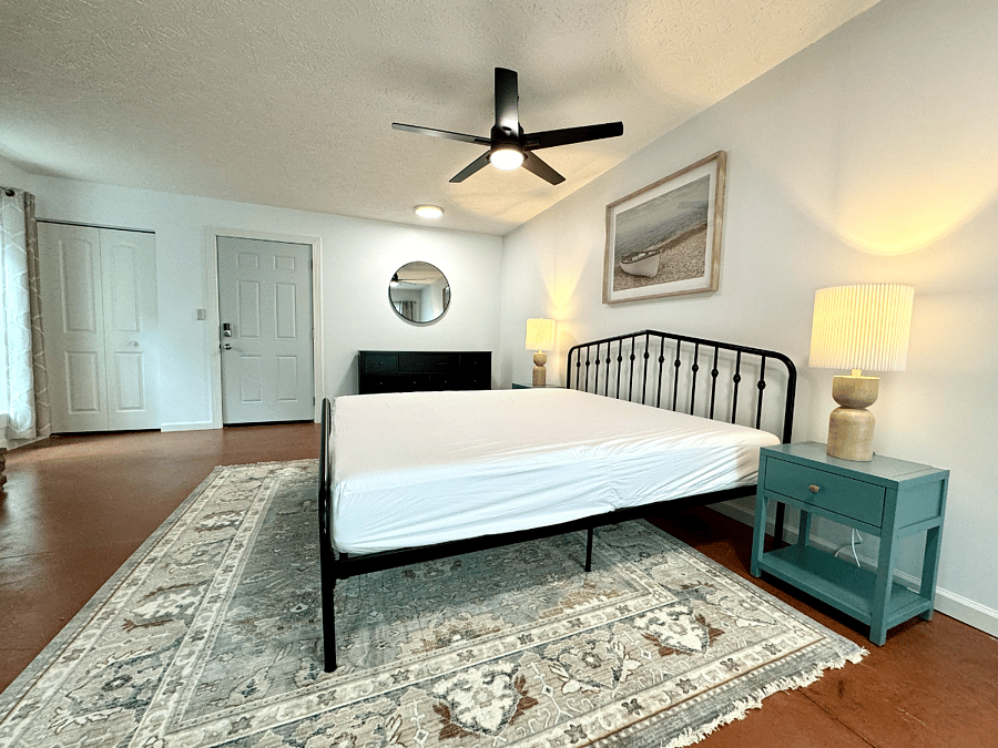 UNIT #5A- AVAILABLE
- KING BED
- 1ST FLOOR ROOM
- SMART TV INCLUDED