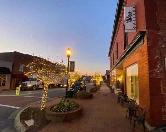 Great place to eat, shop at local eateries. no chain restaurants or chain stores here.. No sireee!