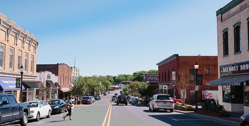 Downtown is a short from the cottage. By car, it's 1.2 mile to smack middle of this photo